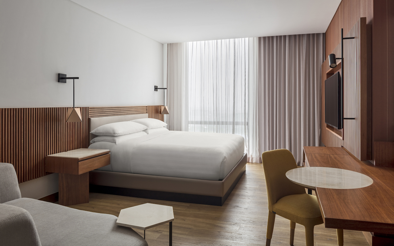 The highly-anticipated Barranquilla Marriott Hotel has opened as a tribute to the vibrant city of Barranquilla known as the “Golden Gate of Colombia”, surrounded by lush tropical landscapes and the colors of the Colombian Caribbean.